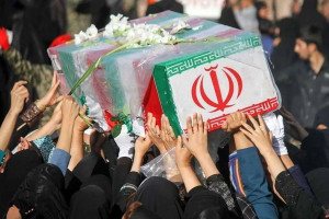 تصاویری از حضور فرزندان شهید سلیمانی در مراسم تشییع شهدا+ عکس