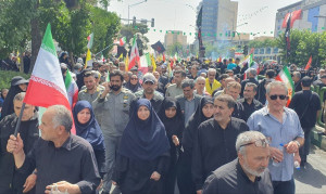تصاویر اقامه نماز بر پیکر دو سردار شهید سپاه پاسداران/ محمد مخبر هم آمده بود