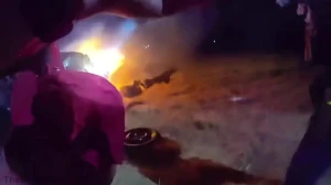 فیلم نجات زن مظنون از خودرو واژگون شده