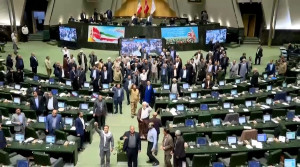 شعار نمایندگان مجلس پس از تعلیق همکاری با آژانس