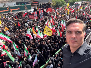 سلفی خبرنگار CNN با تشییع کنندگان شهدا