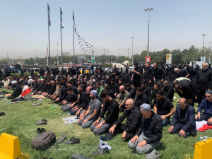 اقامه نماز جماعت در مراسم تشیع پیکر شهدا