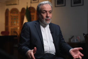 حمله روزنامه اصولگرا به حمله کنندگان به عراقچی در پوشش انقلابیگری: اینها همان کاری را می کنند که موساد می خواهد