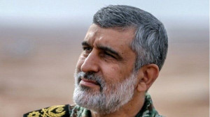 عکس / سفر در زمان؛ چهره جوان «سردار حاجی زاده با لباس سپاه در کنار صیاد شیرازی» در جبهه؛ دهه 60