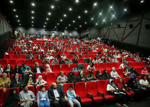 اکران یک فیلم آمریکایی در سینماها