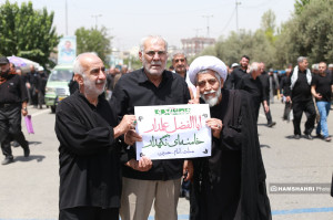 توزیع ویژه نامه همشهری جمعه بین نمازگزاران