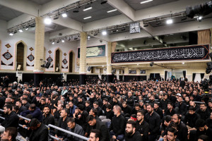 تصویری از حضور رهبر انقلاب در مراسم عزاداری شب عاشورا در حسینیه امام خمینی