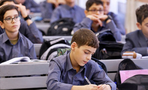 میانگین معدل ۹.۵ دانشآموزان ایرانی؛ بحران آموزش یا هشدار سلامت روان؟ | چرا دهه نودیها حوصله درس خواندن ندارند؟