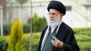 رهبری انقلاب : "همسرم هرگز از من درخواست خرید لباس نکرده؛ ایشان حتی یک انگشتر معمولی هم ندارد؛ مقداری زیورآلات داشت که از خانه پدری آورده بود که همه آنها را…" / تمجید رهبری از زهد و پارسایی همسرشان
