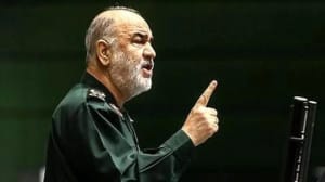 دیدار جمعی از مدیران رسانهای کشور با خانواده سردار سلامی/ حسین شریعتمداری هم بود+ عکس