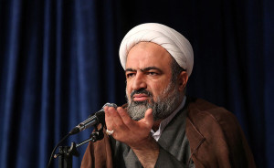 تحلیل رسایی از یک بنر نصب شده در جایگاه سخنرانی پزشکیان