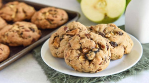 طرز تهیه کوکی سیب و دارچین با بافتی نرم و خوشمزه ؛ یک عصرانه جذاب با چای