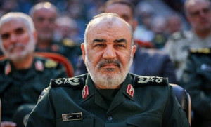 دختر شهید سلامی: زمانی که پدرم با خودرو جایی می رفت، سوره حمد را تا رسیدن به مقصد تلاوت می کرد/ ماجرای فال حافظ سردار در شب یلدا