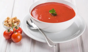 طرز تهیه سوپ گوجه فرنگی ایتالیایی یکی از ۱۰ سوپ برتر دنیا