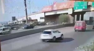 لحظۀ حمله پهپادی اسرائیل به یک خودرو در جنوب بیروت