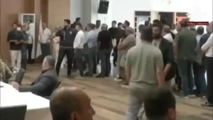 حمله با لنگه کفش به جلسه شورای شهر در ترکیه +فیلم