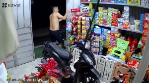 فیلم جا ماندن کودک بیرون در بسته مغازه