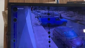 فیلم لحظه زورگیری از پسر جوان تهرانی توسط 2 دزد خشن