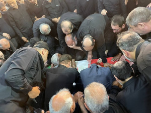 پیکر مطهر سردار شهید نصیرباغیان در جمع همرزمانش