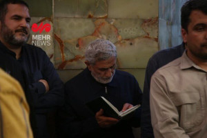 حضور سردار اسماعیل قاآنی بر سر مزار سرلشکر شهید ایزدی