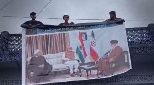 نصب تصویر رهبر انقلاب در هند توسط عزاداران حسینی