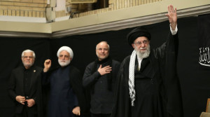 لحظه ورود رهبر انقلاب به حسینیه امام خمینی دقایقی پیش