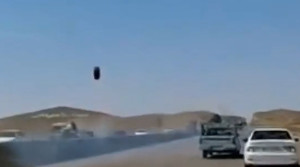 لحظه در رفتن لاستیک تریلی در جاده