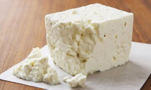 خوردن پنیر با این ۱۶ ماده غذایی ممنوع!
