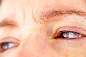 چگونه ابروهای کمپشت و نازک را دوباره پرپشت کنیم؟