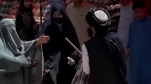شلاق زدن زنان در بازار!