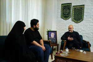 حضور دکتر قالیباف در منزل سرلشکر شهید امیرعلی حاجیزاده