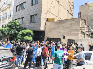 لیدر استقلال بالاخواه حسینی درآمد، هواداران اعتراض کردند