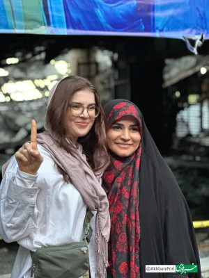 عکس یادگاری خبرنگار آمریکایی با سحر امامی در کنار ساختمان شیشهای