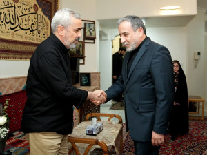 عکس: دیدار عراقچی با خانواده سردار شهید باقری