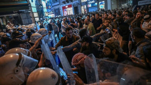 جنجال و درگیری در ترکیه در پی شائبه توهین یک مجله طنز به پیامبر اسلام (ص)