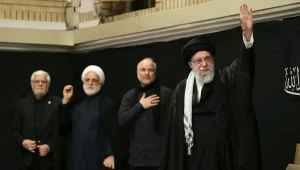 تصاویر ورود و حضور رهبر انقلاب در حسینیه امام خمینی(ره) در مراسم عزاداری شب عاشورای حسینی