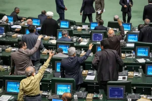 نامه ۱۹ نماینده مجلس به پزشکیان: هرچه سریعتر لایحه «مقابله با نشر محتوای خلاف واقع» را پس بگیرید