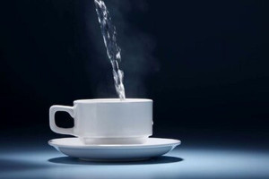 فواید شگفت‌انگیز نوشیدن آب داغ