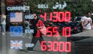 بازارساز قیمت دلار را کنترل میکند، اما ریسکهای سیستماتیک مانع آن خواهد شد/ اگر توافق شود قیمت دلار به کمتر از ۸۰ هزار تومان هم میرسد