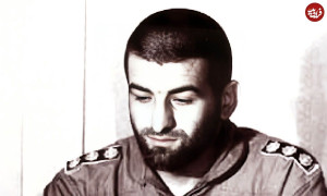 عکس/ چهره دیده نشده سرلشکر عباس بابایی ۵۴ سال پیش در حیاط خانه پدری