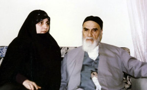 عکس دیده نشده از امام خمینی در کنار عروسش ۴۴ سال پیش