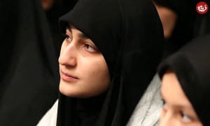 عکس/ همسر و دختر سردار سلیمانی در حال گفتوگو با رهبری