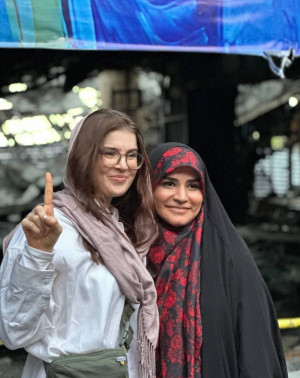 عکس/ ژست خاص خبرنگار آمریکایی در کنار سحر امامی
