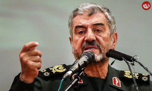 عکس/ ژست خاص سرلشکر جعفری و سردار حاجی زاده در کنار موشک بالستیک ذوالفقار