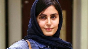 شعرخوانی فوق زیبا و عاشقانه الناز شاکردوست با چادر و مقنعه/ ای عشق از آتش اصل و نسب داری+ فیلم