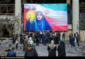 عکس؛ سحر امامی در میان ویرانههای ساختمان شیشهای