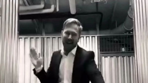 فیلم آواز شاد / چالش رقص خارجی ها با آهنگ ایرانی ! / طوری میرقصند انگار ایرانی اند !