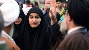 عکس؛ سفر به تاریخ؛ «زینب، دختر سردار سلیمانی» در کنار پدرشوهر لبنانیاش؛ سال 1399