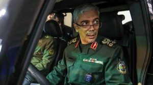 عکس / سفر به تاریخ ؛ «سرلشکر باقری» در حال نشانهگیری با تفنگ تکتیرانداز در یک نمایشگاه / روحش شاد