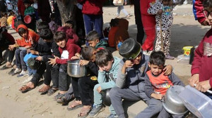 مرگ غم انگیز پیرمرد گرسنه فلسطینی در صف غذا + فیلم